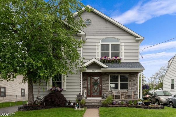 Exterior, Facade, Queen Anne Victorian