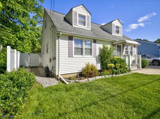 Exterior, Facade, Cape Cod