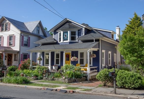 Exterior, Facade, Queen Anne Victorian