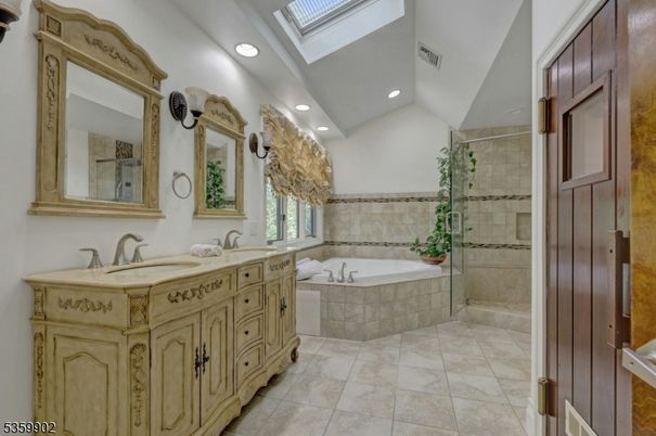Bathroom, Dual Sink Vanities, Interior, Recessed Lighting