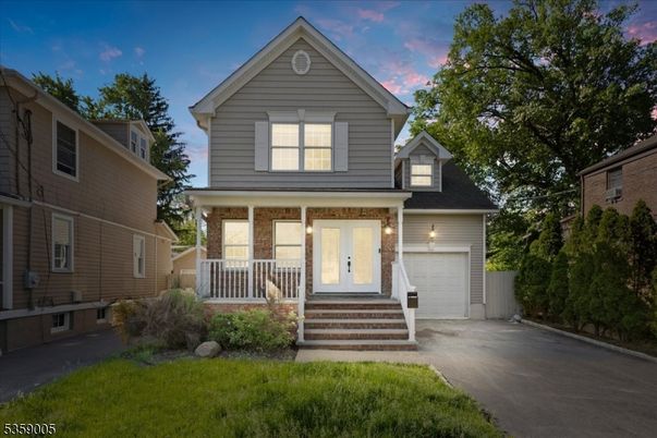 Attached, Exterior, Facade, American Craftsman