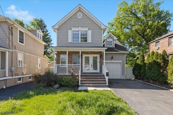Attached, Exterior, Facade, American Craftsman