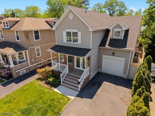 Attached, Exterior, Facade, American Craftsman