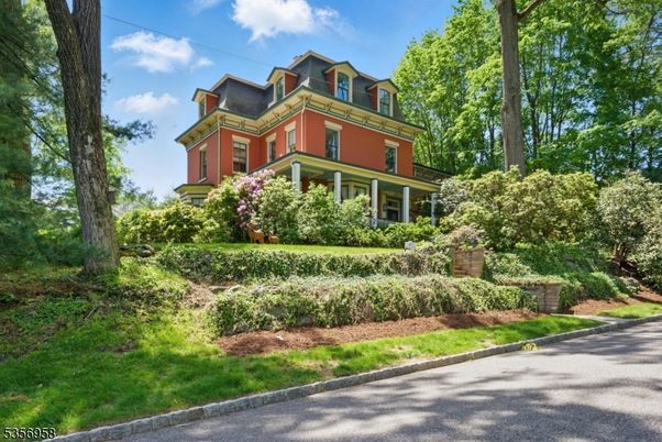 Exterior, Facade, Queen Anne Victorian