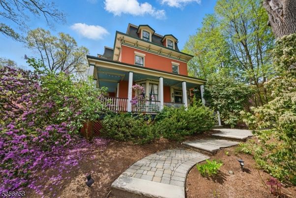 Exterior, Facade, American Foursquare