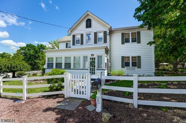 Exterior, Facade, Farmhouse