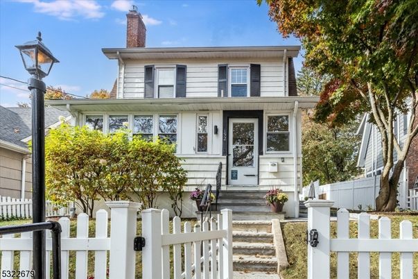 Exterior, Facade, American Foursquare
