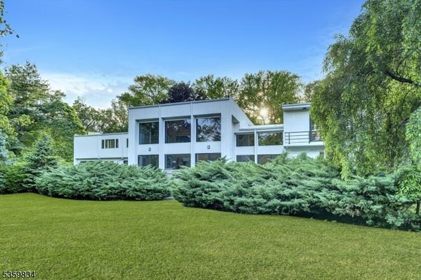 Backyard, Exterior, Facade, Modern