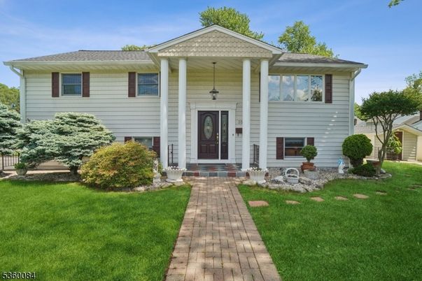 Exterior, Facade, Raised Ranch