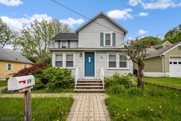 Attached, Exterior, Facade, Queen Anne Victorian