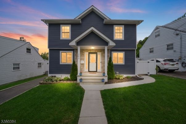 Exterior, Facade, American Craftsman
