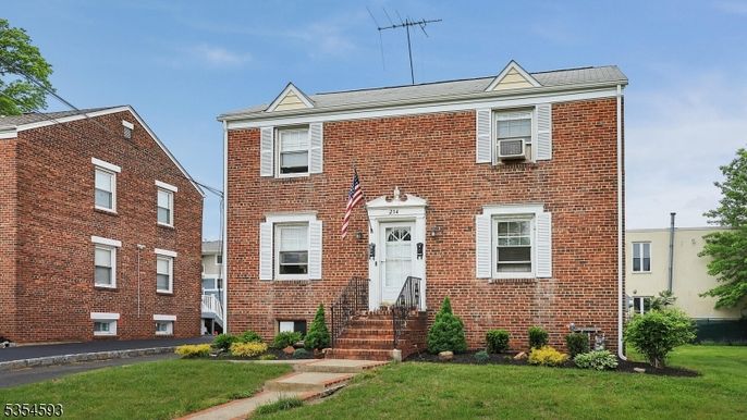 Exterior, Facade, Brick Facade, Georgian