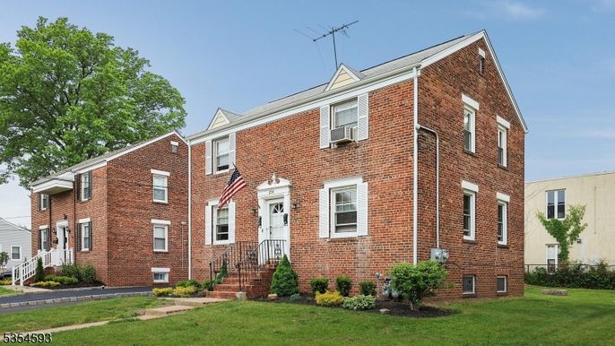 Exterior, Facade, Brick Facade, Rowhouse
