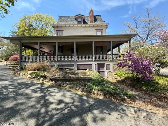 Exterior, Facade, American Foursquare