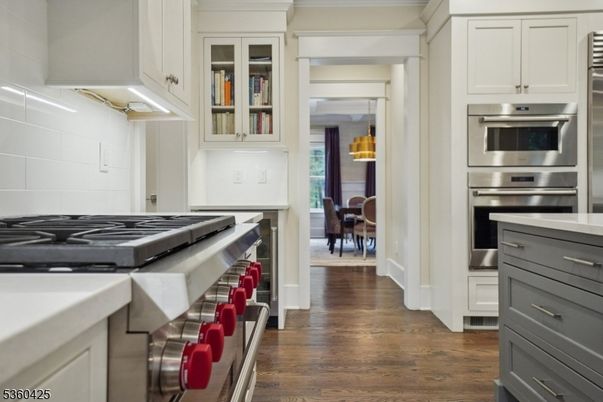 Dining room, Interior, Kitchen, Stainless Steel Appliances, Wood Texture Flooring