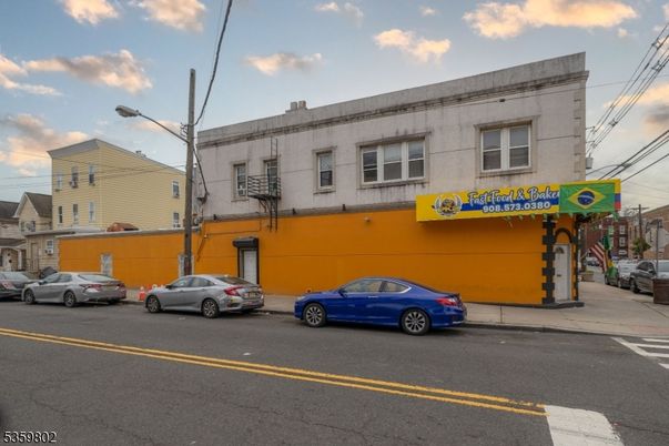 Attached, Exterior, Facade, Rowhouse