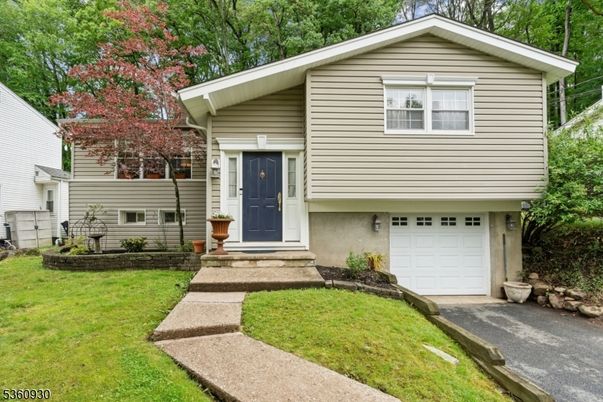 Attached, Exterior, Facade, Raised Ranch