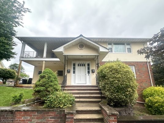 Exterior, Facade, Brick Facade, Raised Ranch