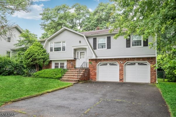 Attached, Exterior, Facade, Brick Facade, Raised Ranch