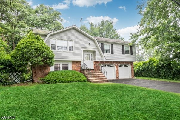 Attached, Exterior, Facade, Brick Facade, Raised Ranch