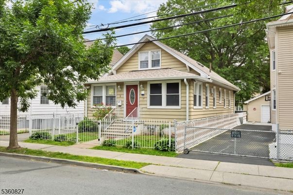 Exterior, Facade, Queen Anne Victorian