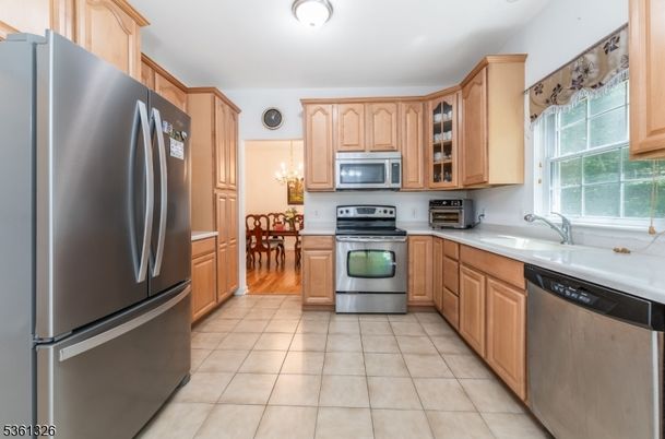 Chandelier, Dining room, Interior, Kitchen, Stainless Steel Appliances