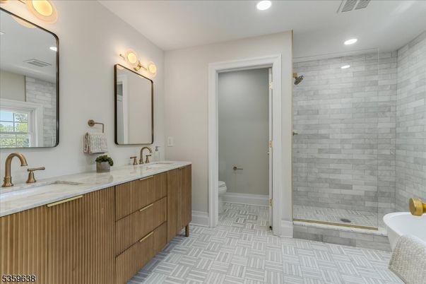 Bathroom, Dual Sink Vanities, Interior, Recessed Lighting