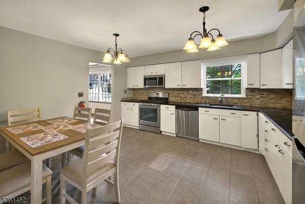 Chandelier, Dining room, Interior, Kitchen, Pendant Lights, Stainless Steel Appliances