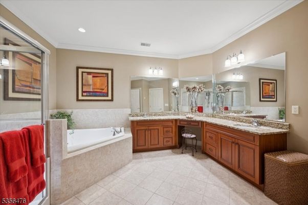 Bathroom, Dual Sink Vanities, Interior, Recessed Lighting