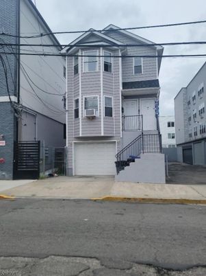 Attached, Exterior, Facade, Rowhouse