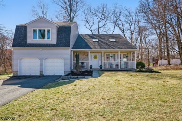 Attached, Exterior, Facade, Cape Cod