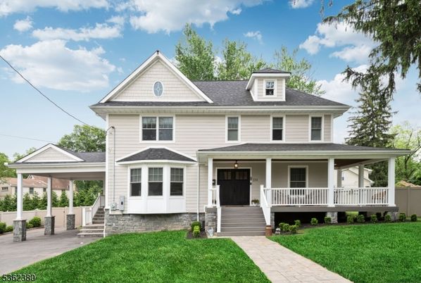 Exterior, Facade, Queen Anne Victorian