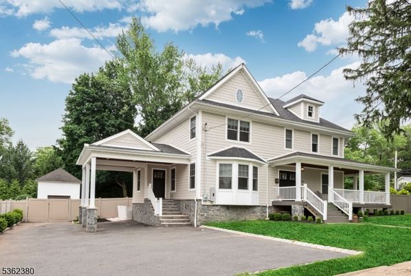 Exterior, Facade, Queen Anne Victorian
