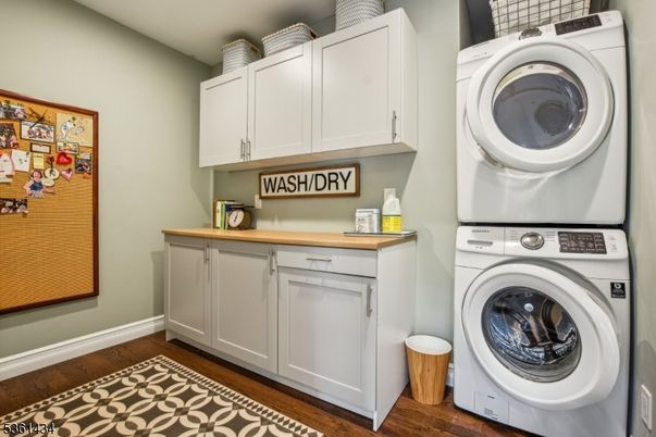 Interior, Washer, Wood Texture Flooring