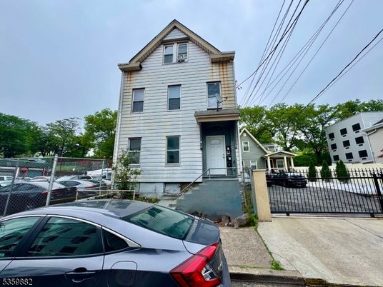 Exterior, Facade, Queen Anne Victorian