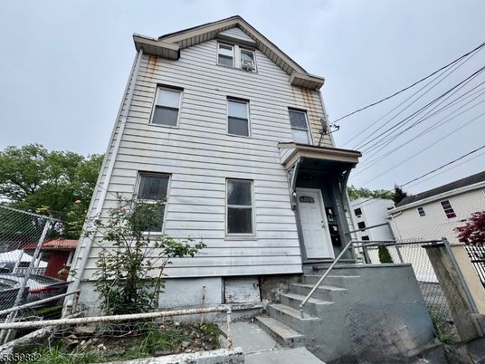 Exterior, Facade, Queen Anne Victorian