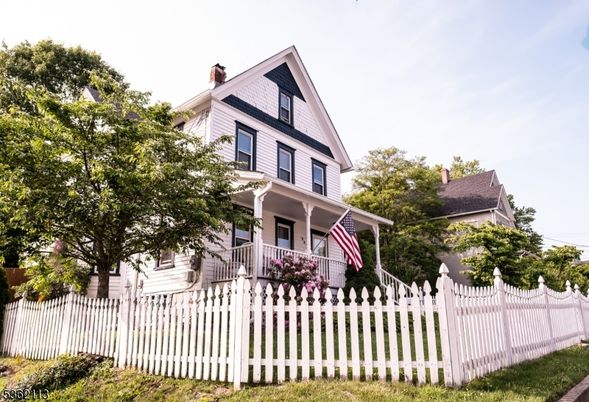 Exterior, Facade, Queen Anne Victorian
