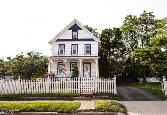 Exterior, Facade, Queen Anne Victorian