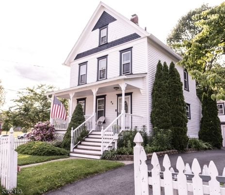 Exterior, Facade, Queen Anne Victorian