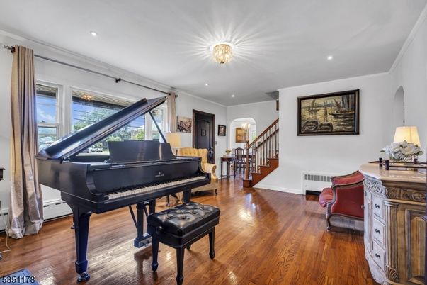 Interior, Piano, Recessed Lighting, Wood Texture Flooring