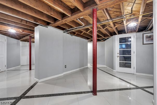 Empty room, Interior, Wooden Beams, Wooden Ceilings
