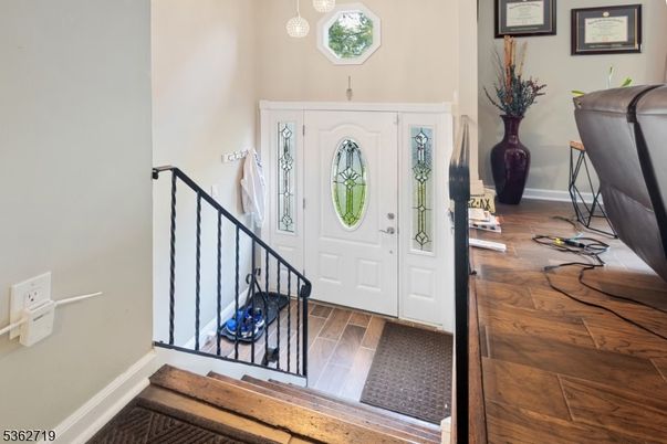 Interior, Pendant Lights, Wood Texture Flooring
