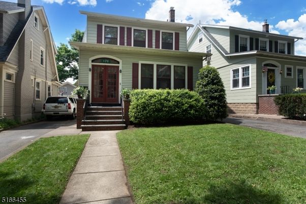 Exterior, Facade, American Foursquare
