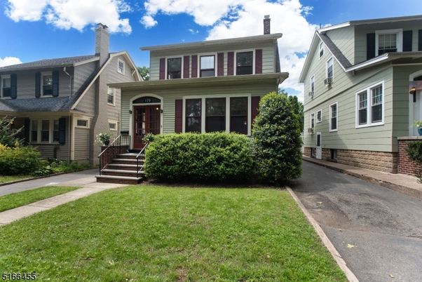 Exterior, Facade, American Foursquare