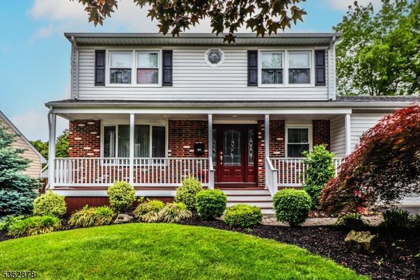 Exterior, Facade, Brick Facade, American Foursquare