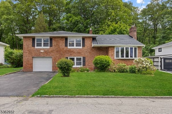 Attached, Exterior, Facade, Brick Facade, Split Level