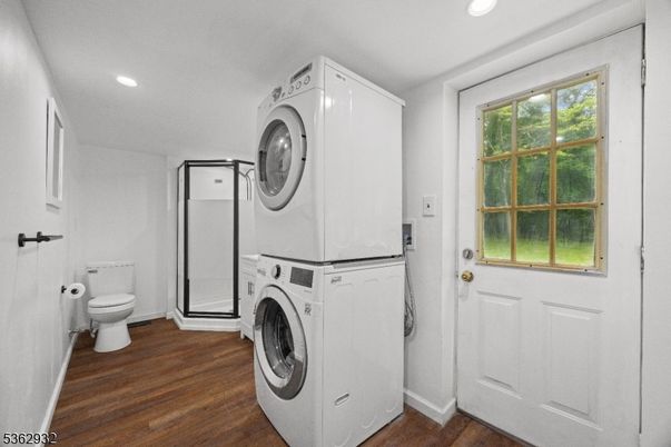 Interior, Recessed Lighting, Washer, Wood Texture Flooring