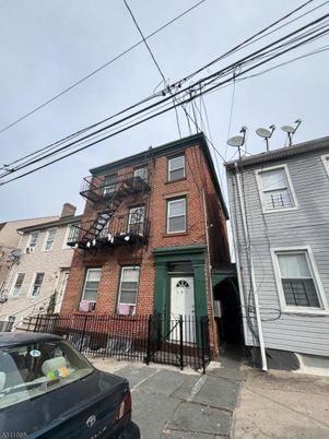 Exterior, Facade, Brick Facade, Rowhouse