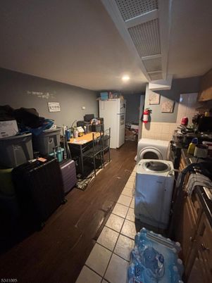 Interior, Recessed Lighting, Washer, Wood Texture Flooring