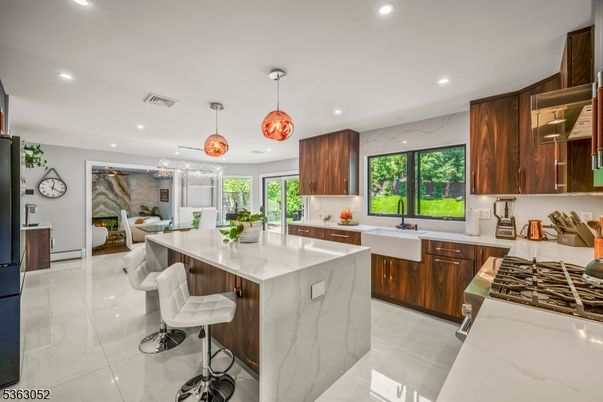 Chandelier, Dining room, Interior, Kitchen, Marble, Marble Walls, Pendant Lights, Recessed Lighting